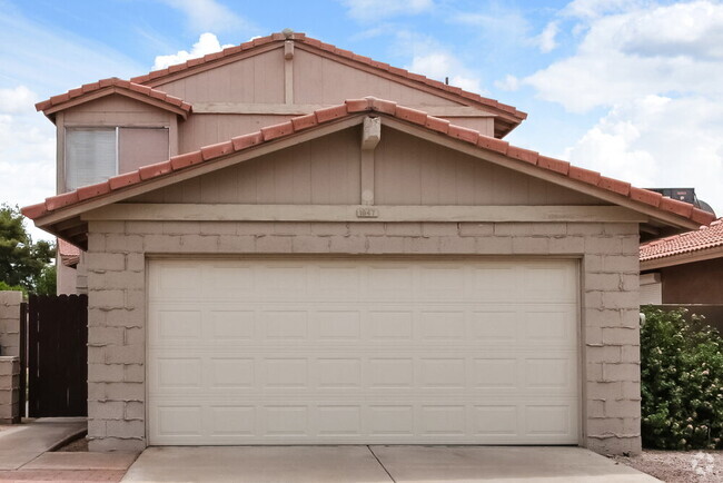 Building Photo - 1947 N Blackstone Dr Rental