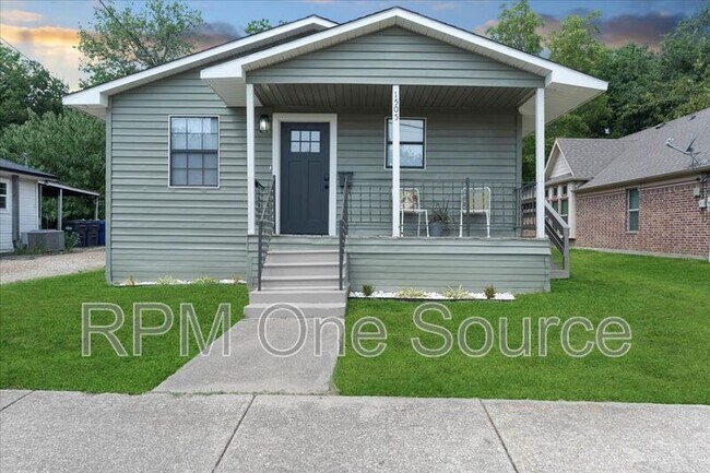 Photo - 1505 N College St Unidad College Rental