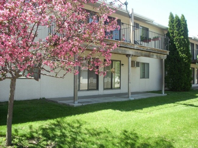 Spring Exterior - River Bluff Apartment Homes Unit 25-11