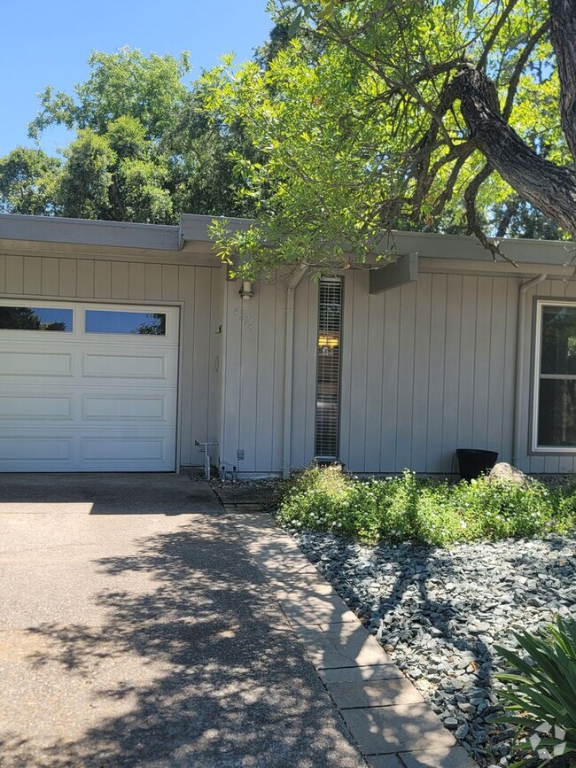 Building Photo - Mid-Century Modern half-plex in American R... Rental