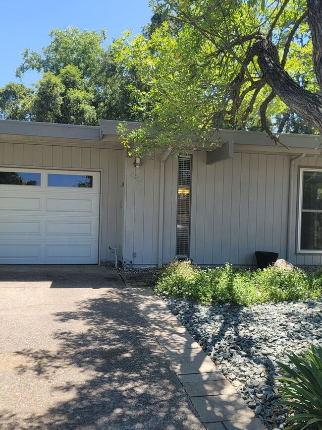 Mid-Century Modern half-plex in American R... - Mid-Century Modern half-plex in American R... Casa