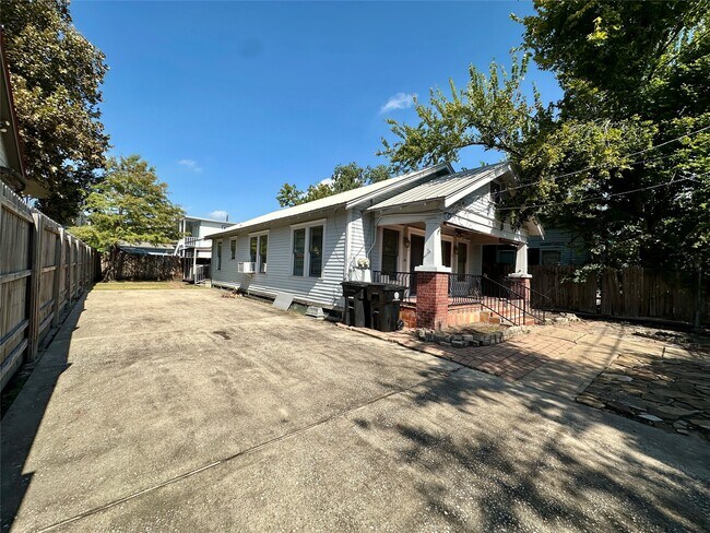 405 James St