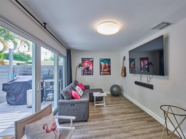 Photo - 801 NE 15th St