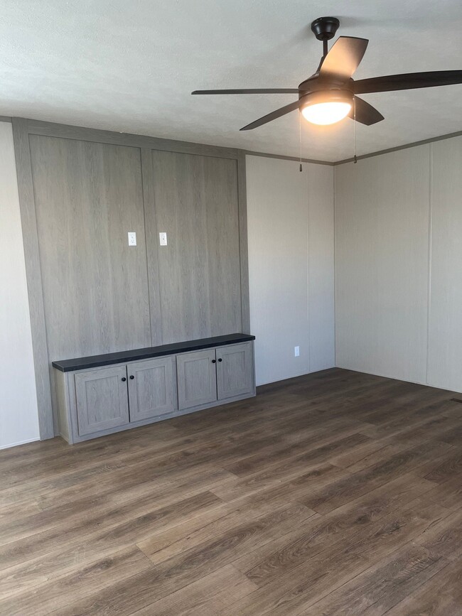 Building Photo - 5507 Racetrack Ln