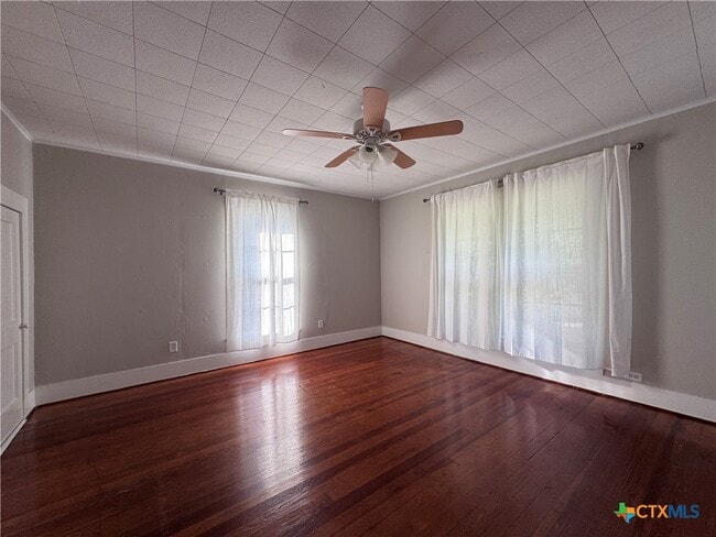 Building Photo - 410 Burleson St Rental
