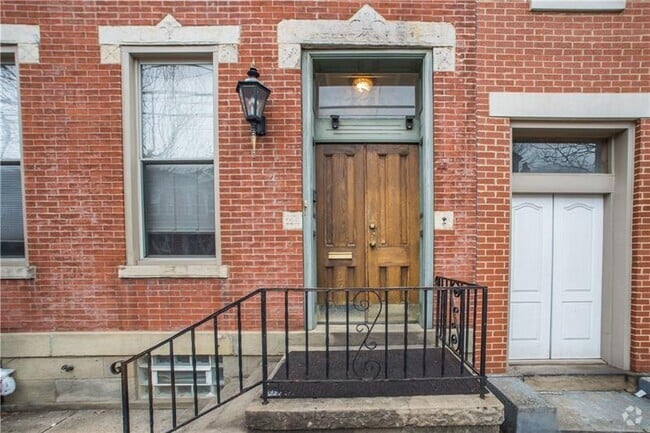 Building Photo - 2215 Sarah St Unit 2 Rental