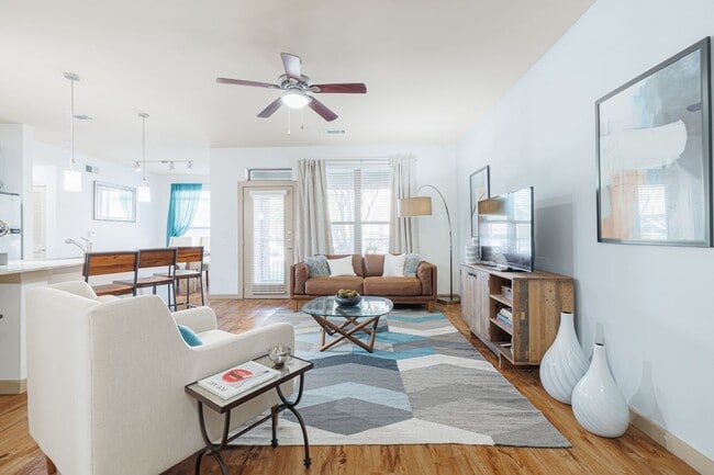 Building Photo - This Is the One! Unit DW4