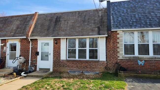 Building Photo - Row home with stainless appliances, central a/c, small pets ok*!