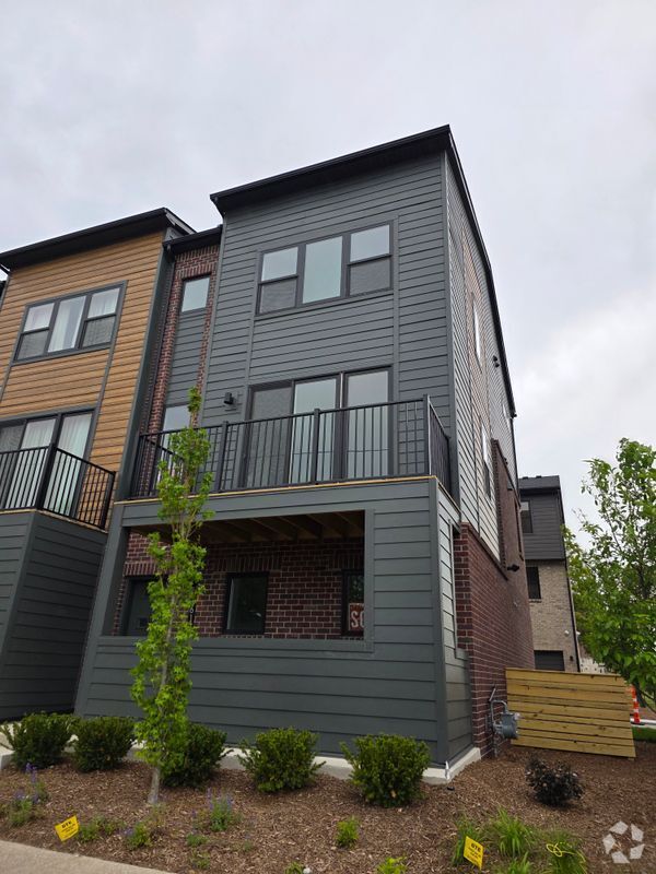 Building Photo - 3610 Trumbull Rental