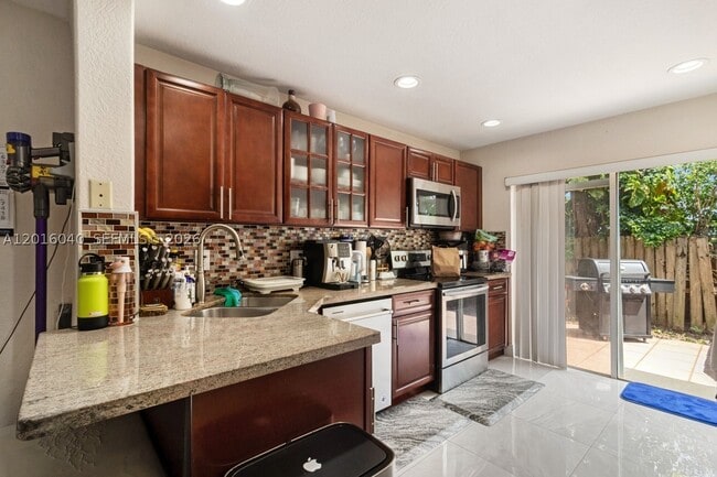 Building Photo - 5605 NW 109th Ave Unit 71