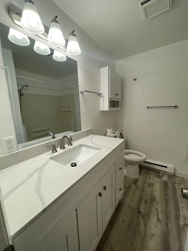 Photo - Moore (1321 SE 9th Ave & 1320 SE 10th Ct.) Unidad #102