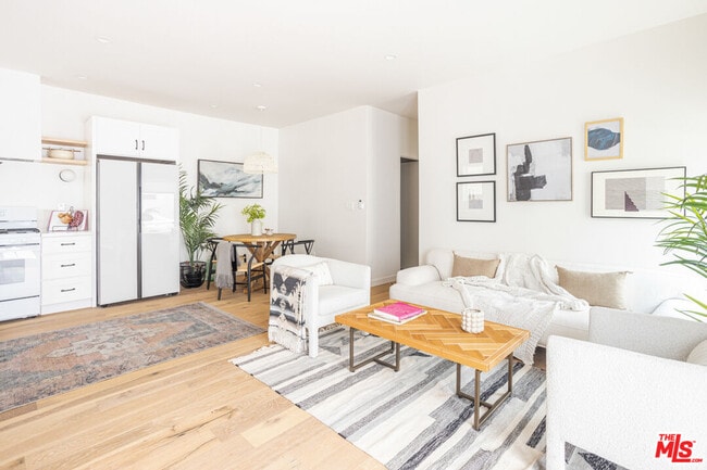 Building Photo - 1617 1/2 Micheltorena St Rental