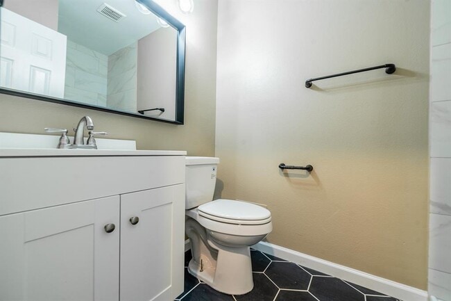 Photo - 915 Sirocco Dr