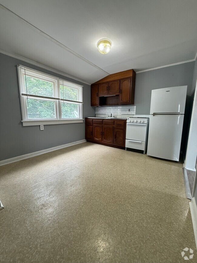 Building Photo - 29 W 7th St Unit 2nd floor Rental