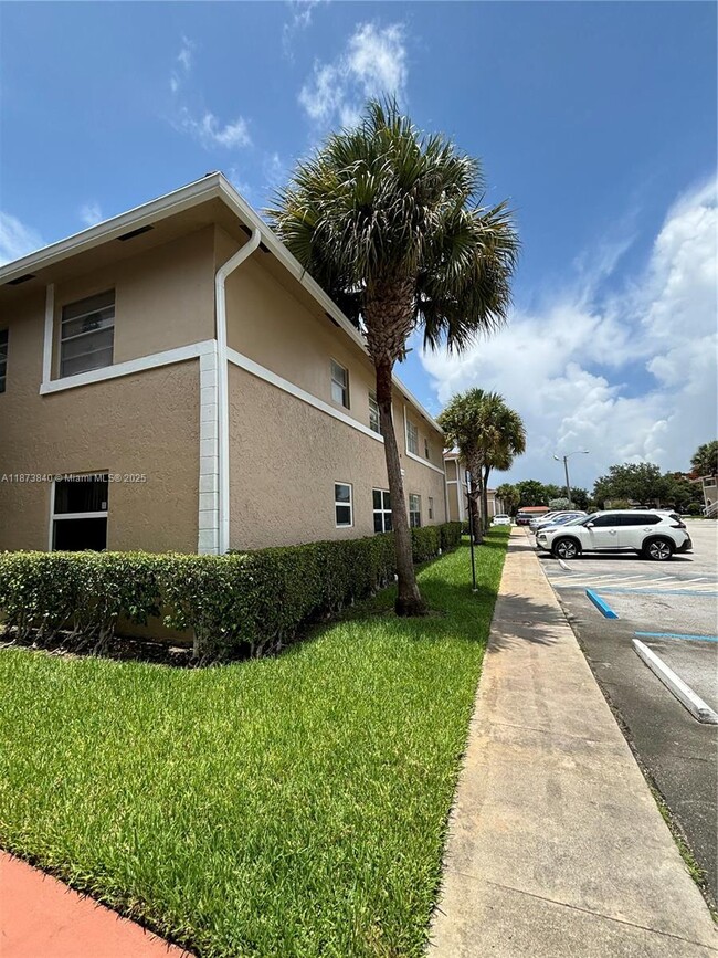 Building Photo - 824 Twin Lakes Dr Unit 18-F