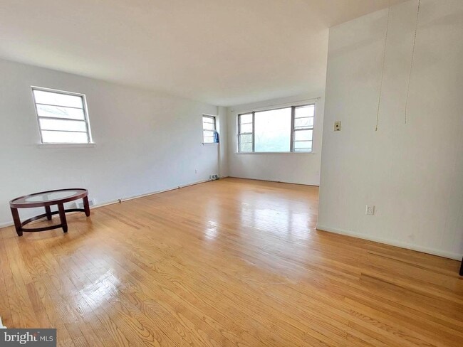 Photo - 628 W Providence Rd