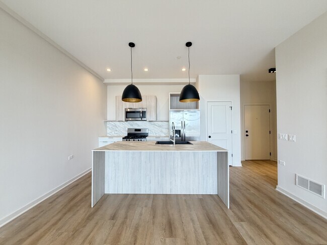Photo - 3207 N Narragansett Ave Unit 703
