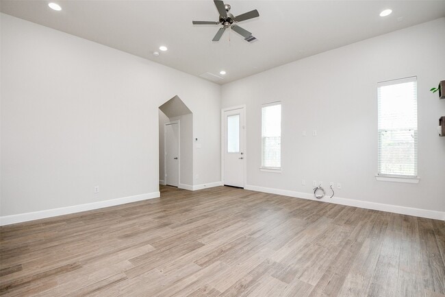 Building Photo - 508 W Donovan St