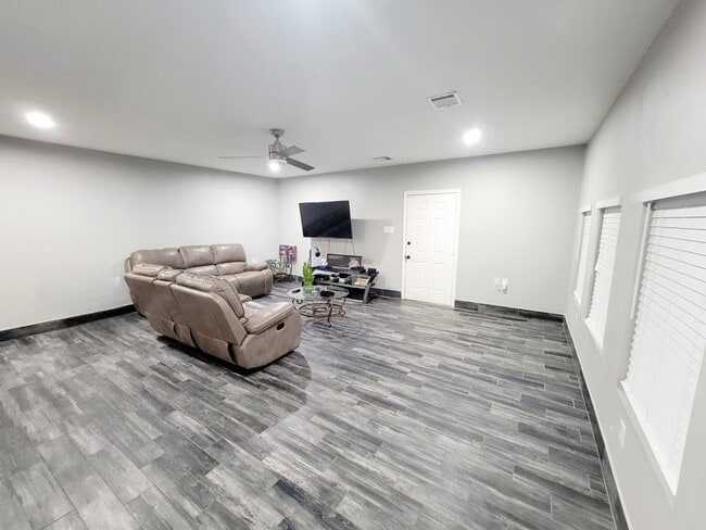 Photo - 7210 Colton St