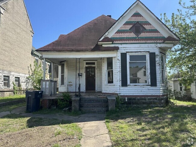 Building Photo - 710 W 2nd St Rental