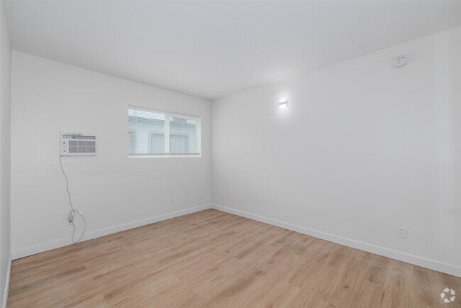 1BR, 1BA - 750SF - Bedroom