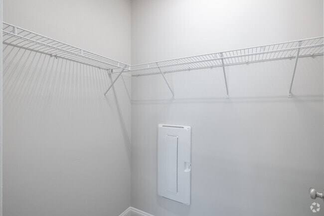 1BR, 1BA - 716SF - Walk-In Closet