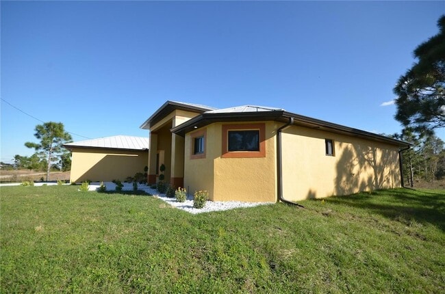 Photo - 1242 Hathor St E