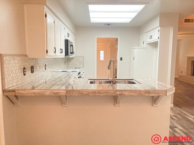 Photo - Spacious 3BD/2BA Home in Bakersfield's Desirable 93312