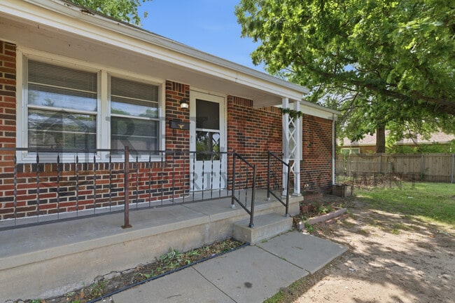 Photo - 656 S Whittier St