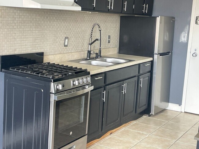 Photo - 1 bedroom studio high-rise condo Unit 1001