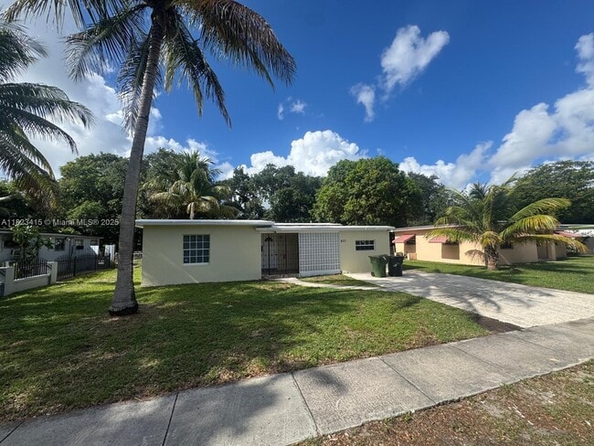 Photo - 820 NE 141st St House
