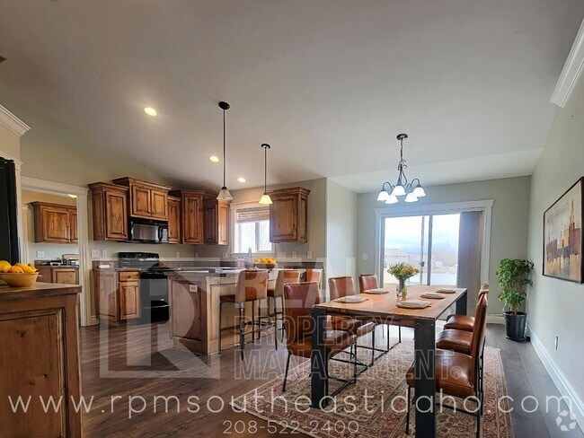 Building Photo - Large & Beautiful 6 Bedroom, 3 Bathroom Ho... Rental