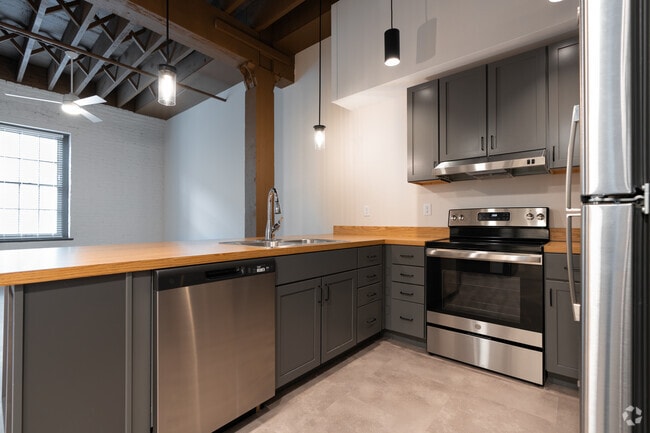 1BR, 1BA - 745SF - Kitchen - Painters Row