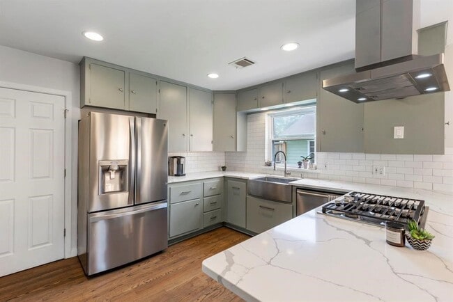 Photo - 982 W 42nd St