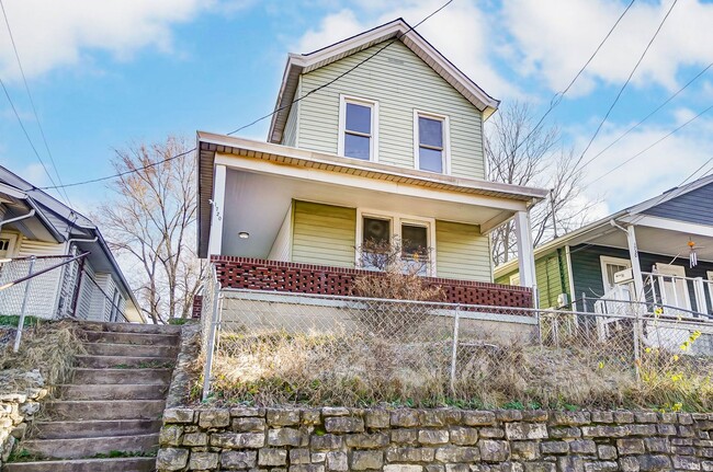 Photo - Three Bedroom Home in Hamilton!