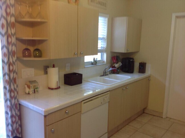 Photo - Beautiful 2/1 with fenced backyard