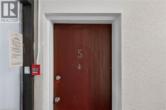 Photo - 237 Mohawk Rd E Unit 5