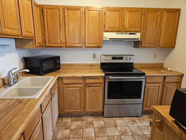 Photo - 1102 N Main St