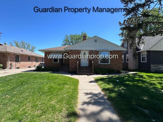 Building Photo - Crosstown Side By Side, Washer/Dryer In Unit, 1 Garage Space, Hardwood Floors, Dishwasher