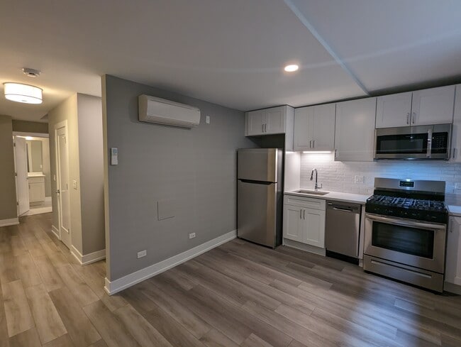 Building Photo - 3935 N Janssen Ave Unit gdn Rental