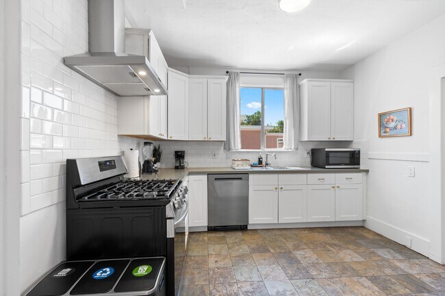 Photo - REMODELED HUGE BRIGHT 2400sf 4BR/3.5BA Havenscourt Split Level Home w Cottage AVAIL NOW