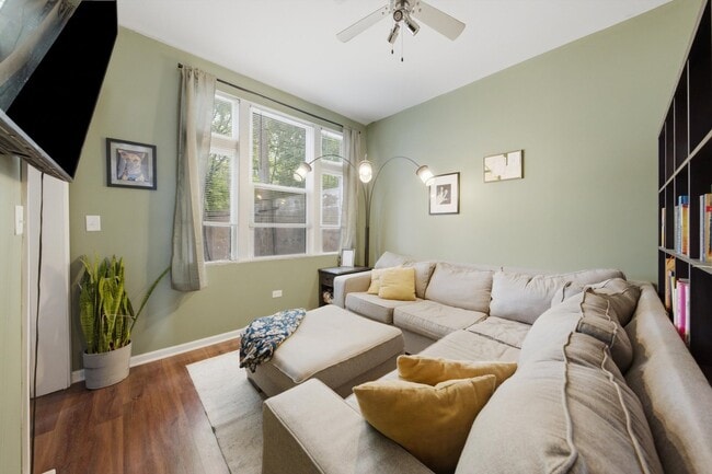 Photo - 437 W 44th Pl