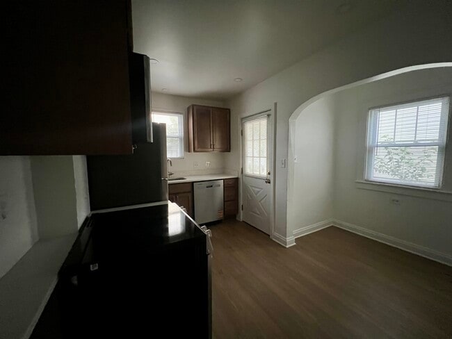 Kitchen - 897 Thomas Rd