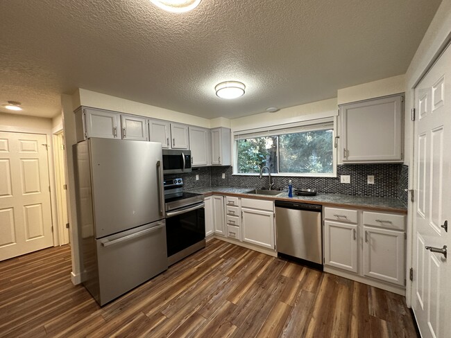 Photo - 821 Kaiser Rd NW