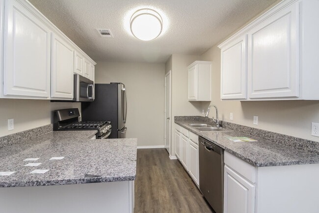 Photo - 900 Vicksburg Ln