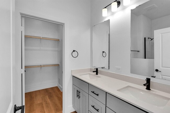 Photo - 1588 Bernard St