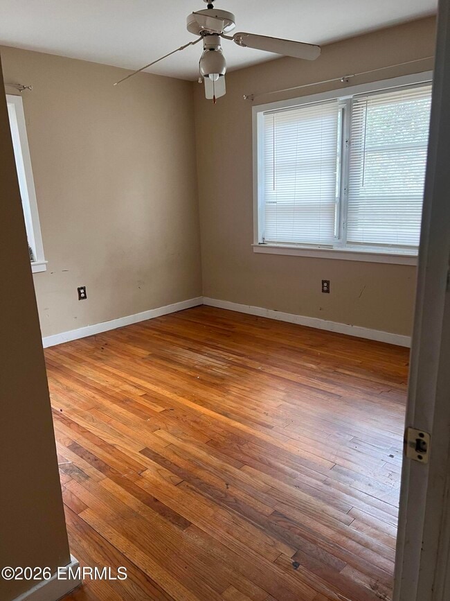 Photo - 107 Oak Ridge Dr