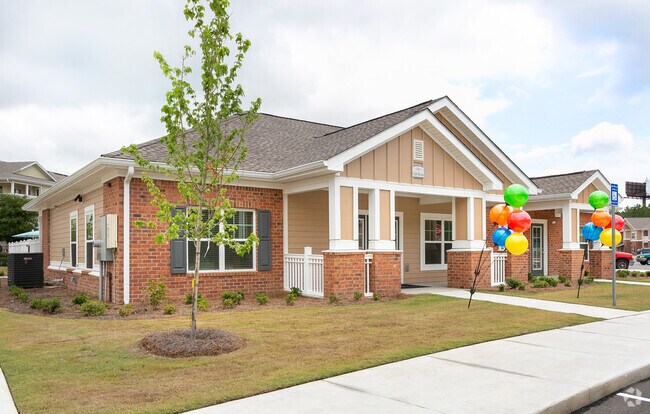 -leasing edificio - Wood Meadow Apartments