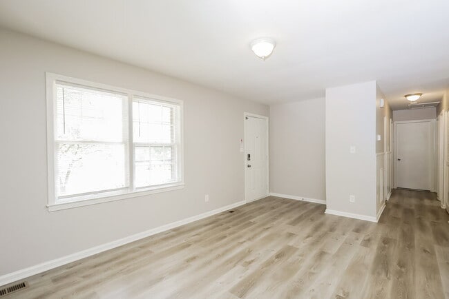 Photo - 1556 Wren Rd