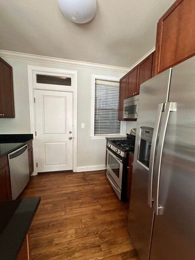 744 W Addison St Unit 1BED